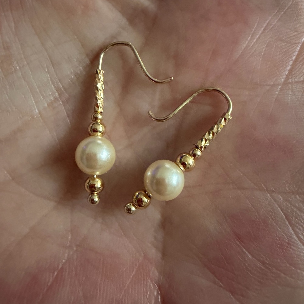 🥀🥀Elegant Gold filled and cultured real 6mm Cream Pearl 🥀🥀Earrings